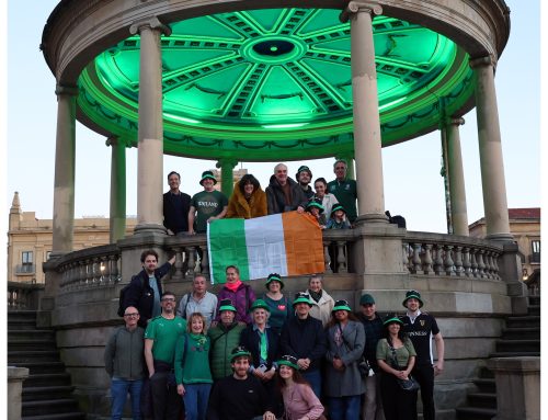 ¡Saludamos la iluminación del kiosco de la Plaza del Castillo de Pamplona en el Día de San Patricio!