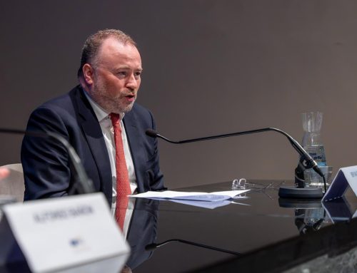 El Embajador de Irlanda, Brian Glynn, descubre las huellas irlandesas de Navarra en su visita a Pamplona, Ibero y Ororbia de la mano de ANIR